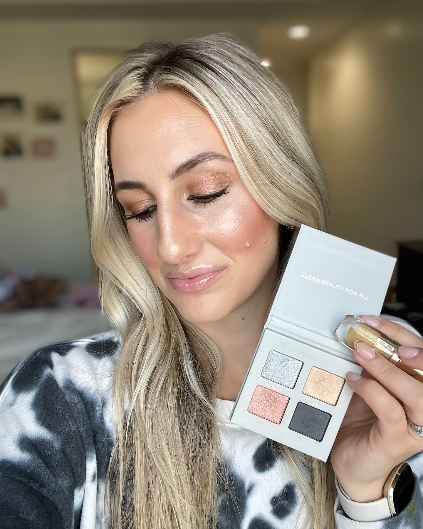 HMU artist and Beautycounter consultant Emily Barton shares her holiday eye shadow tutorial.